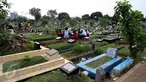 Umat muslim berdoa di makam keluarganya di TPU Karet Bivak, Jakarta, Minggu (14/6/2015). Menjelang bulan Ramadan, umat muslim melakukan ziarah kubur untuk mendoakan keluarga dan kerabatnya yang telah wafat. (Liputan6.com/Helmi Afandi)
