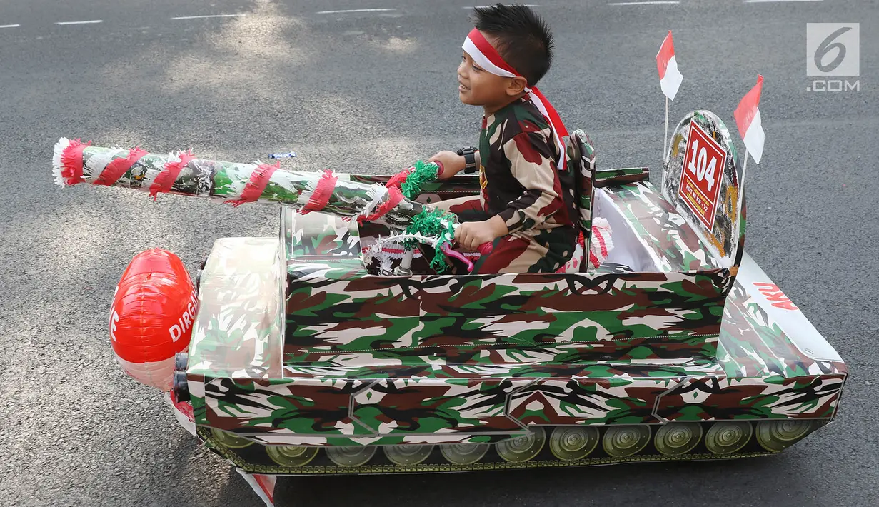 Peserta mengikuti kegiatan lomba sepeda hias di sekitar Gedung Kementerian Hukum dan HAM di Jakarta, Sabtu (19/8). Lomba tersebut digelar dalam rangka memperingati hari kemerdekaan ke-72 RI. (Liputan6.com/Immanuel Antonius)