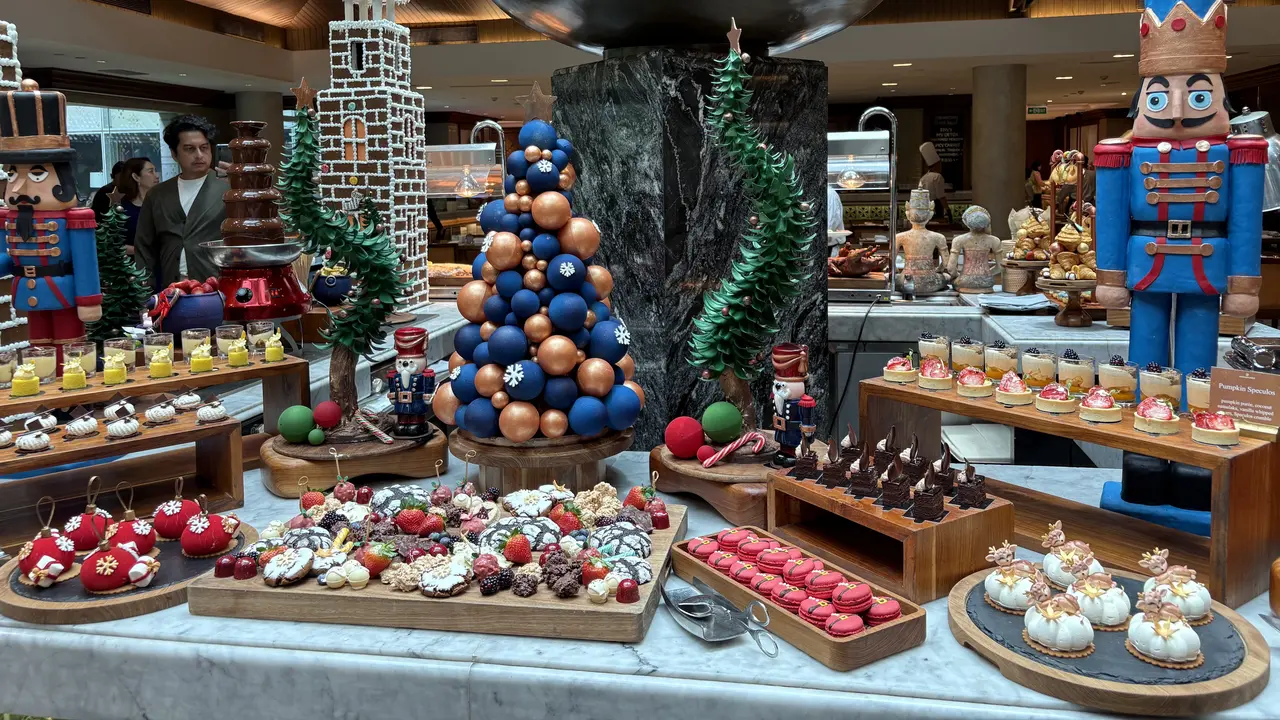 Hotel Indonesia Kempinski Jakarta rayakan  untuk Natal dan Tahun Baru dengan nuansa menyenangkan dan berbagai hidangan lezat. [Anisha/Fimela]