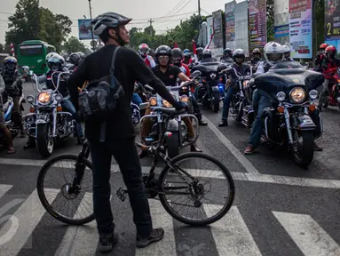 Elanto Wijoyono memalangkan sepedanya saat lampu lalu lintas menyala merah di Yogyakarta, Sabtu (15/8/2015). Elanto dan Andika mengaku merasa resah melihat berbagai pelanggaran lalu lintas yang dilakukan pengendara motor gede.  (foto: Suryo Wibowo)