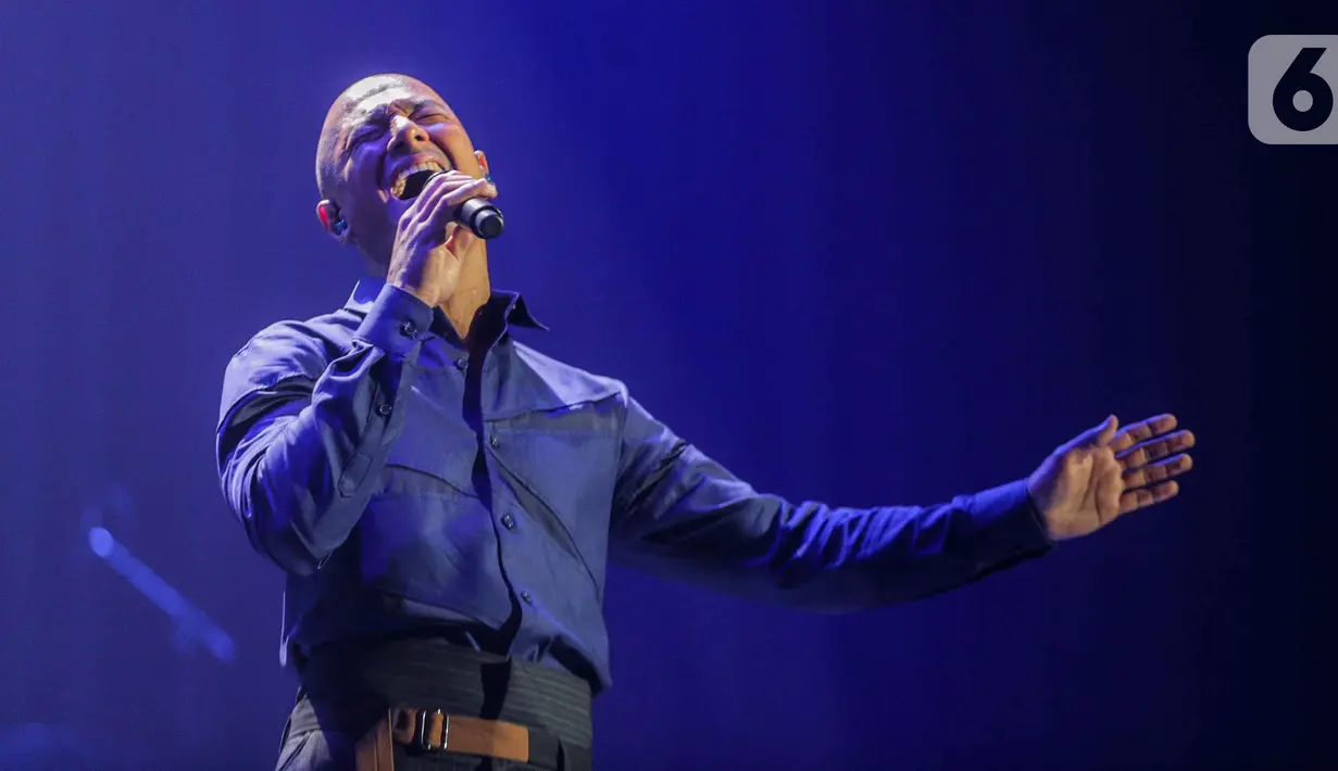 Penampilan  Marcell di atats panggung konser “ Marcell Tujuh Belas" di Balai Sarbini, Jakarta, Jumat (18/10/2019). Dalam konser ini Marcell membawakan lagu Blue Moon yang dinyanyikan oleh Frank Sinatra. (Liputan6.com/Faizal Fanani)