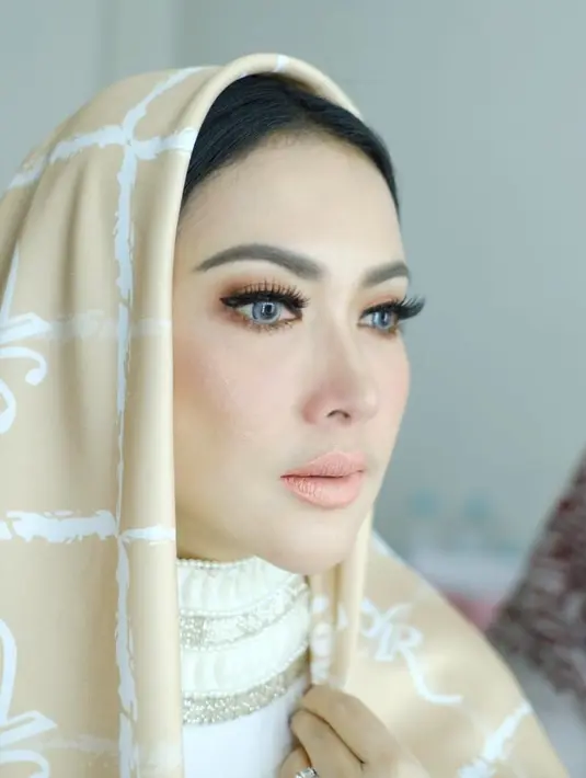 "Pengen dapet surganya Allah, itu cita-cita sebagai muslim. Pengen lebih baik lagi dalam segala hal, karena sampai sekarang belum bisa menjadi muslim yang baik. Saya sedang belajar ke arah sana," tambahnya. (Instagram/princessyahrini)