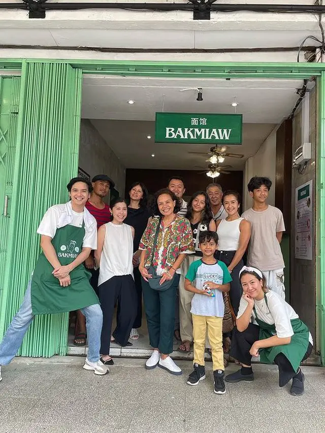 [Fimela] Jarang Muncul di Layar Kaca, Ini 6 Potret yang Sibuk dengan Bisnis Bakmi Plant Based