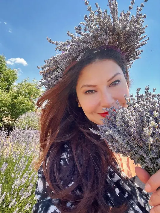 Tamara Bleszynski yang memiliki darah Polandia dari sang ayah dan darah Sunda dari sang ibu ini ini tetap terlihat cantik dan awet muda. (FOTO: instagram.com/tamarableszynskiofficial)