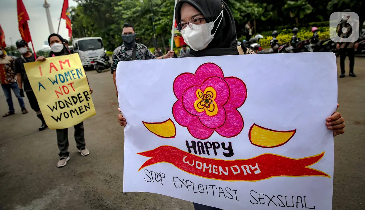 Sejumlah massa aksi yang tergabung dalam berbagai elemen masyarakat menggelar aksi di Patung Kuda, Jakarta, Selasa (8/3/2022). Aksi ini untuk memperingati Hari Perempuan Internasional serta menuntut pengesahan RUU TPKS yang partisipatif dalam pembahasan dan pro korban. (Liputan6.com/Faizal Fanani)