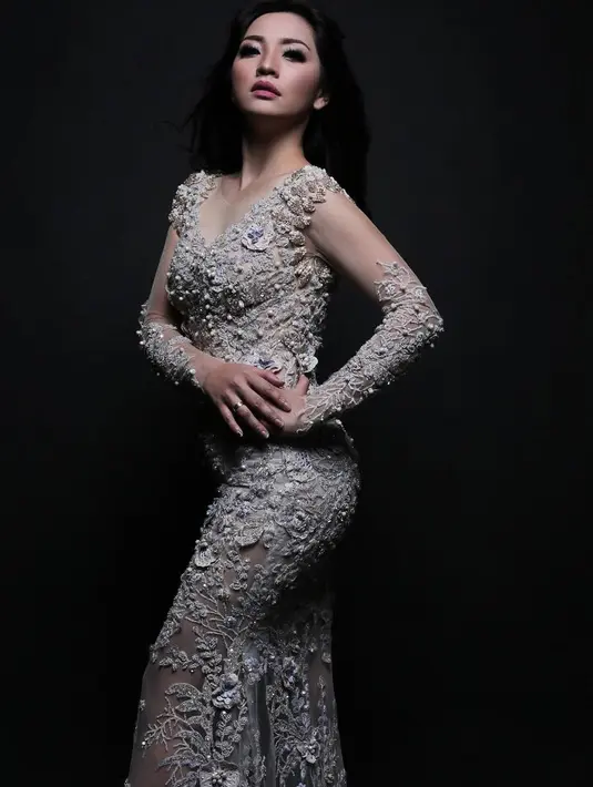 Walaupun sudah mempunyai dua buah hati, akan tetapi bentuk badan Hesti masih tetap ramping. (foto: instagram.com/hestipurwadinata)