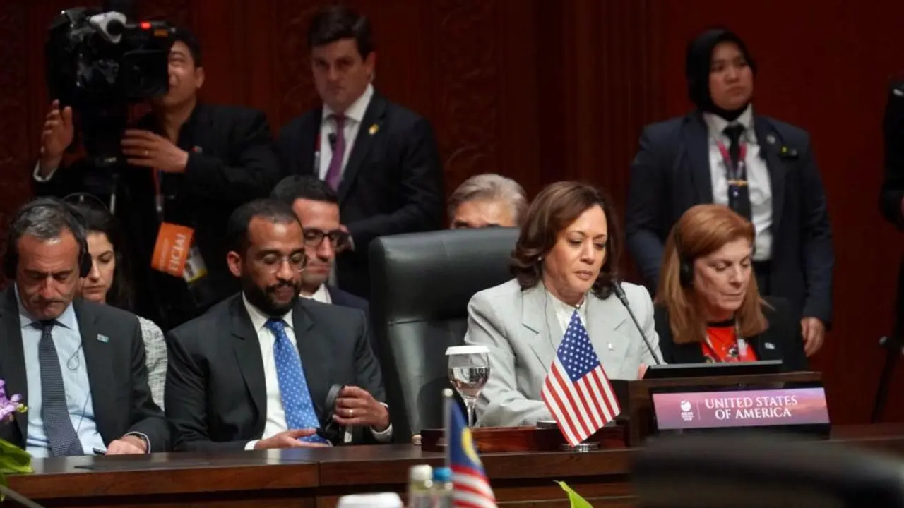 Presiden Joko Widodo didampingi oleh Menteri Koordinator Bidang Perekonomian Airlangga Hartarto bertemu Wakil Presiden (Wapres) Amerika Serikat (AS) Kamala Harris di sela-sela KTT ASEAN di Jakarta Convention Center. (Dok Kemenko Perekonomian)
