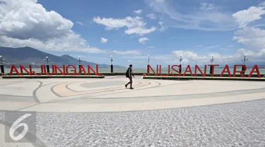 Suasana di sekitar Pantai Talise, Palu, Sulawesi Tengah, Selasa (8/3). Pantai tersebut menjadi pilihan warga untuk menyaksikan Gerhana Matahari Total. (Liputan6.com/Immanuel Antonius)