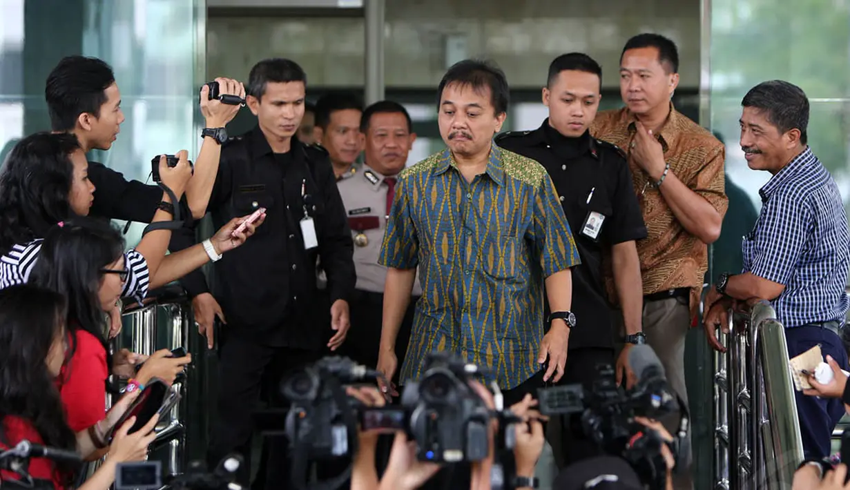 Kedatangan Roy Suryo untuk meminta izin KPK menjenguk Andi Mallarangeng, bekas Menpora yang kini mendekam di Rumah Tahanan Guntur, Jakarta, (23/10/14). (Liputan6.com/Miftahul Hayat)
