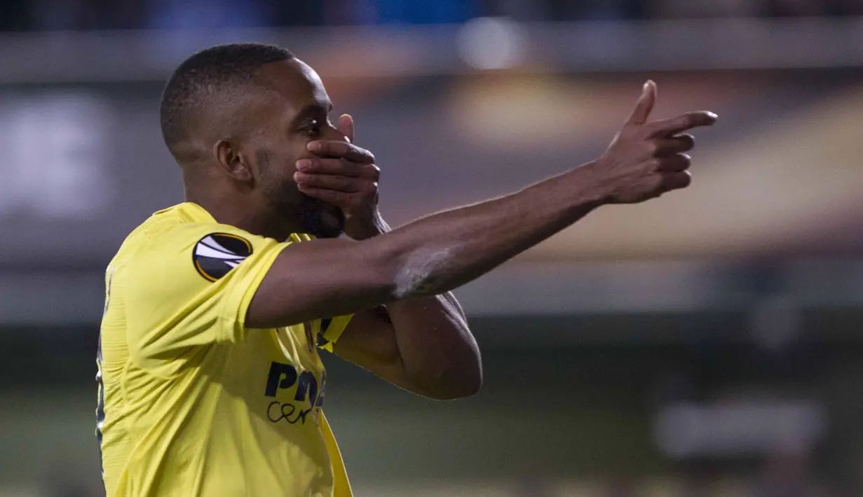 Pemain Villarreal, Cedric Bakambu merayakan golnya ke gawang Bayer Laverkusen pada leg pertama 16 besar Liga Europa di Stadion El Madrigal, Villareal, Jumat (11/3/2016) dini hari WIB. (AFP/Jose Jordan)