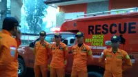 Tim Rescue dari Pos SAR Tasikmalaya  bersiap memberikan pertolongan bagi pemancing lokal Garut yang terseret ombak (Liputan6.com/Jayadi Supriadin)