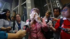 Seorang wanita keluarga korban menangis mendapat kepastian tentang jatuhnya pesawat MH-17 di Bandara Internasional Kuala Lumpur, Malaysia, Jumat (18/7/14).(REUTERS/Samsul Said)