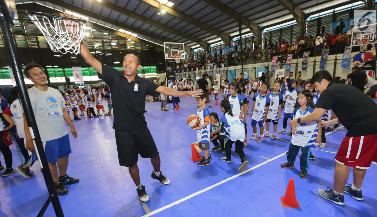 Pelatih memberikan instruksi kepada anak-anak pada program Junior NBA Indonesia di Cilandak, Jakarta, Sabtu (24/3). Kegiatan yang didukung Frisian Flag diharapkan mampu menjangkau lebih dari 12.000 anak-anak. (Liputan6.com/Fery Pradolo)