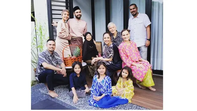 Potret kenangan Ashraf bersama saudara-saudaranya, harmonis dan kompak.
