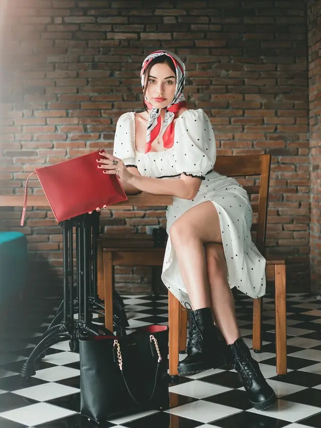 7 Gaya Nora Alexandra saat Berpenampilan Vintage, Menawan