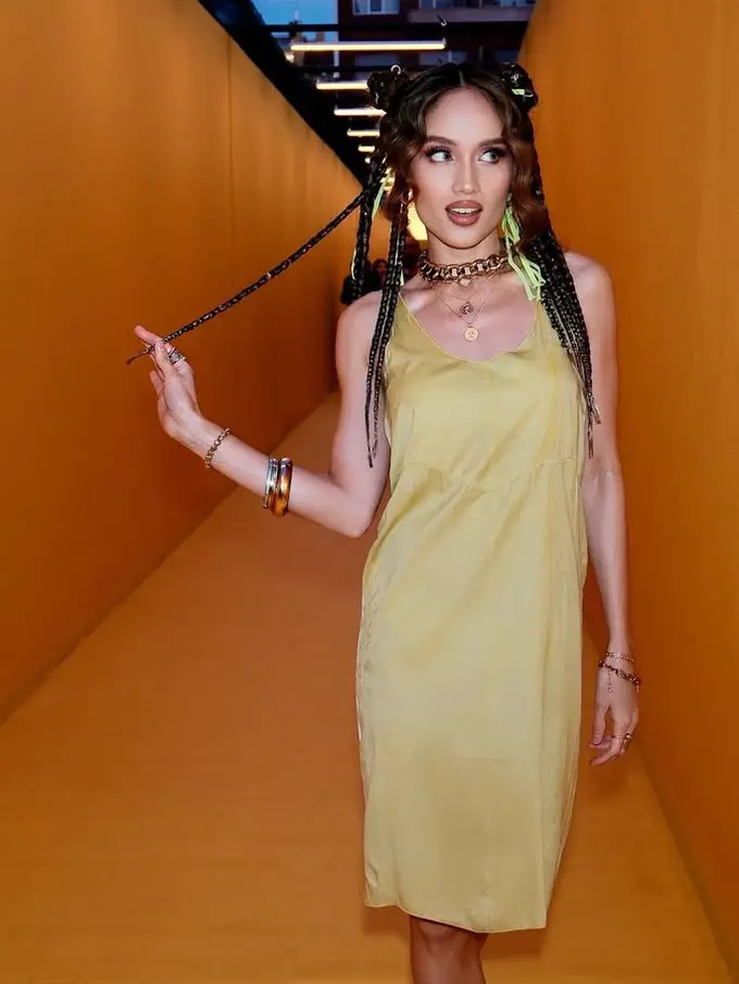 Cinta Laura Kenakan Mini Dress Kuning di Milan Fashion Week