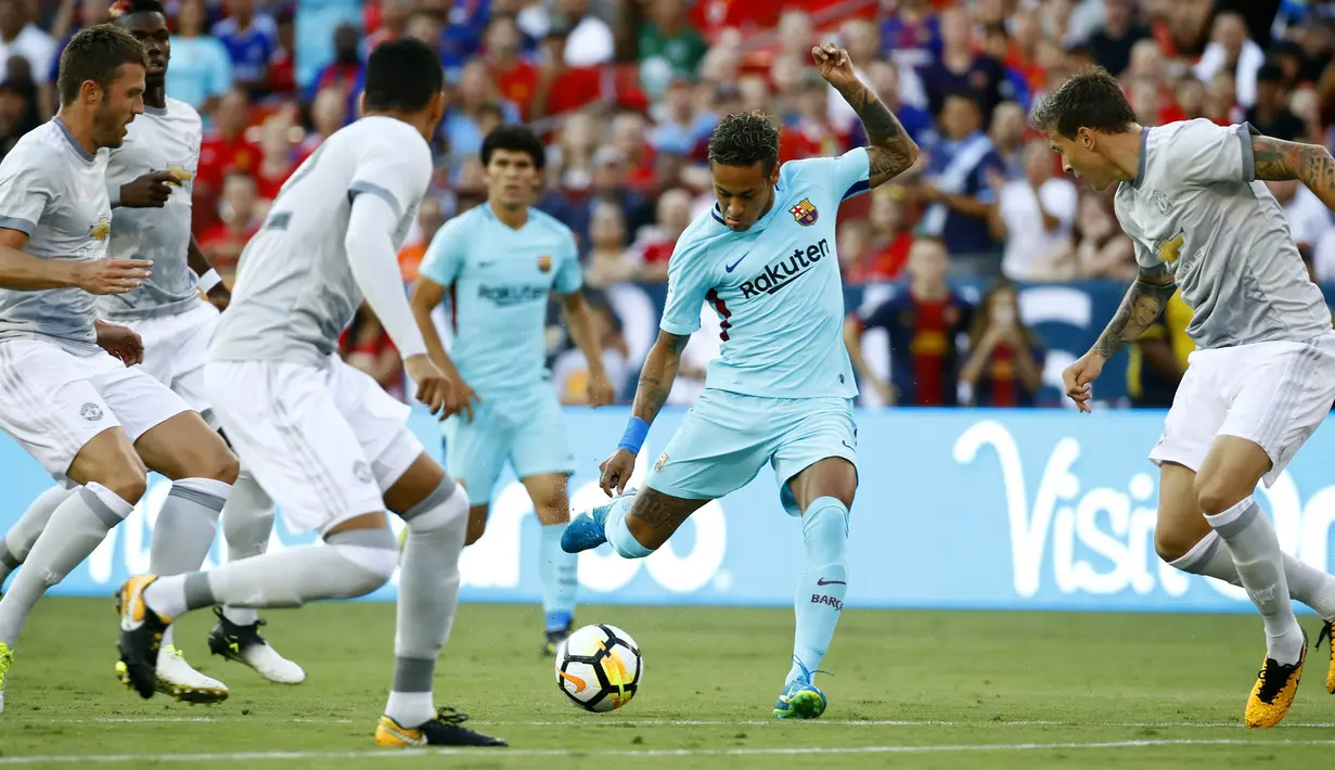 Striker Barcelona, Neymar, berusaha membobol gawang Manchester United pada laga ICC di Stadion FedEx Field, Maryland, Rabu (26/7/2017). Barcelona menang 1-0 atas Manchester United. (AP/Patrick Semansky)