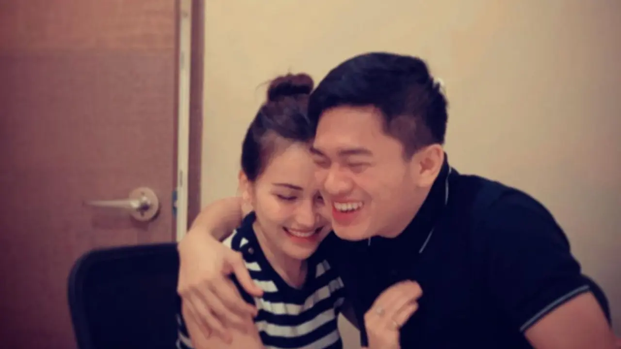 Makin Lengket, Ini 7 Potret Mesra Ayu Ting Ting dan Adit Jayusman