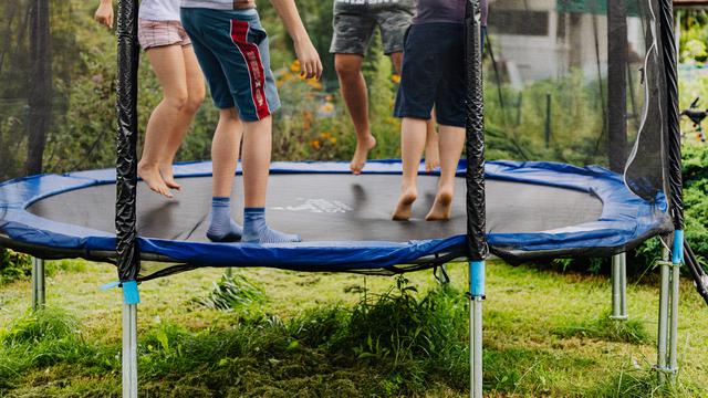 permainan trampolin memanfaatkan gaya