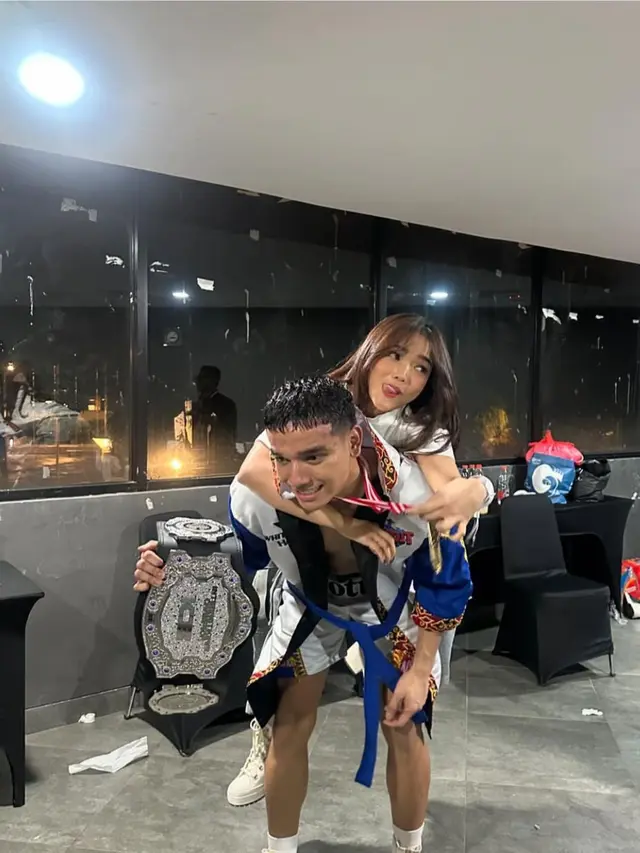 Full Senyum saat Dukung Fadly, Intip Momen Fuji saat Hadir di Byon Combat 4