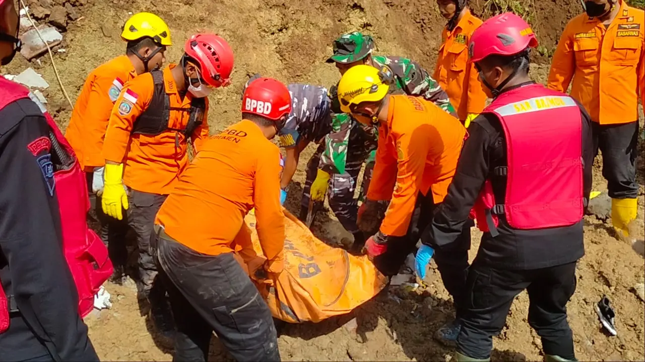 Tim SAR Gabungan mengevakuasi korban longsor di Desa Plipiran, Bruno, Purworejo. (Foto: Liputan6.com/Basarnas Cilacap)