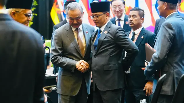 Menteri Luar Negeri Tiongkok Wang Yi (kiri) bersama Menteri Luar Negeri RI Sugiono (kanan) di sela-sela rangkaian pertemuan ASEAN Plus Three, rangkaian acara ASEAN Foreign Ministers Meeting di Kuala Lumpur, Malaysia, Kamis (10/7/2025). (Dok. Kemlu RI)