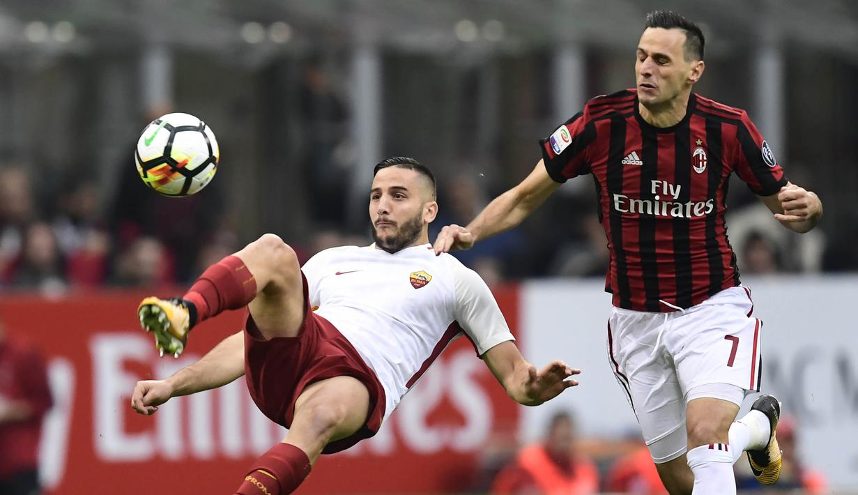 Bek AS Roma, Kostas Manolas, melakukan tendangan salto saat melawan AC Milan pada laga Serie A Italia di Stadion San Siro, Milan, Minggu (1/10/2017). Milan kalah 0-2 dari Roma. (AFP/Miguel Medina)