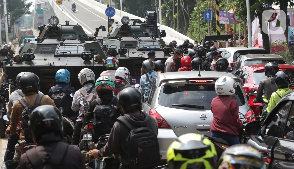 Dua kendaraan panser milik TNI digunakan untuk menyekat ruas Jalan Lenteng Agung Raya arah PS Minggu, Jakarta, Selasa (6/7/2021). Penyekatan dilakukan untuk mengurangi mobilitas warga selama pemberlakukan PPKM Darurat se Jawa-Bali 3-20 Juli 2021. (Liputan6.com/Helmi Fithriansyah)