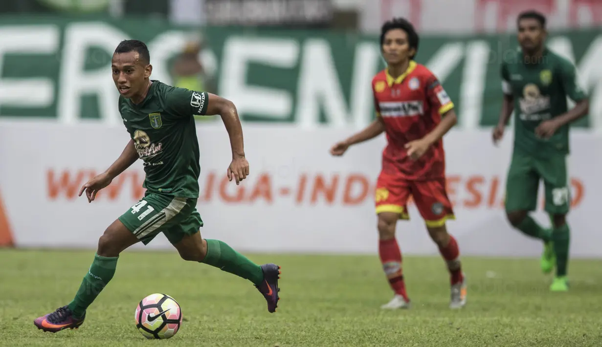 Sebelum di PSS Sleman, Irja mengawali karier profesionalnya bersama Persebaya Surabaya pada tahun 2017. Saat itu, klub yang berjuluk Bajul Ijo tersebut masih berada di Liga 2. Ia menjadi salah satu pemain yang berjasa membawa Persebaya promosi ke Liga 1. (Bola.com/Bagaskara Lazuardi)