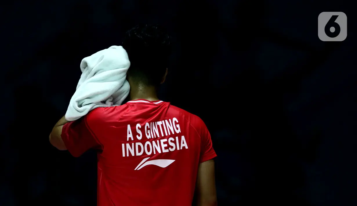Pebulu tangkis tunggal putra Indonesia, Anthony Sinisuka Ginting saat bertanding melawan Viktor Axelsen (Denmark) pada Semifinal Indonesia Masters 2022 di Istora Senayan, Jakarta, Sabtu (11/6/2022). Anthony Sinisuka Ginting gagal melaju ke final Indonesia Masters 2022. (Liputan6.com/Helmi Fithriansyah)