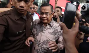 Bupati Pati Sudewa alias Sudewo saat meninggalkan gedung Merah Putih Komisi Pemberantasan Korupsi (KPK), Jakarta, Senin (22/9/2025). (Liputan6.com/Helmi Fithriansyah)
