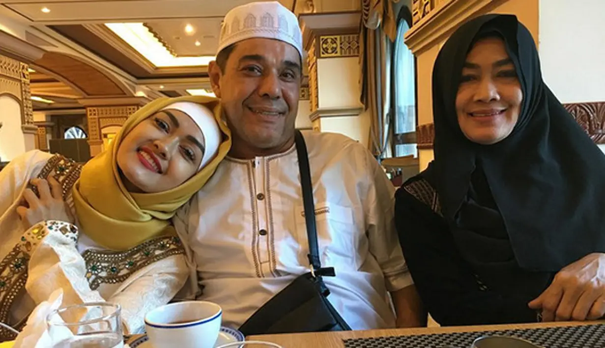 Sebelum berangkat, sejak pagi pelantun Belah Duren itu mengaku mendapat 'keajaiban'. Sejak subuh, perempuan 36 tahun itu tidak lagi merasakan nyeri atau sakit. Berbeda dengan kesehariannya, yang tersiksa dengan rasa sakit itu. (Instagram/juliaperrezz)