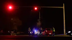 Petugas memblokir jalan di dekat area ledakan  di Austin, Texas (18/3). Belum ada orang yang ditangkap terkait rentetan serangan bom ini. Polisi dan FBI bahkan belum bisa mengendus jejak para pelaku. (AP Photo/Eric Gay)