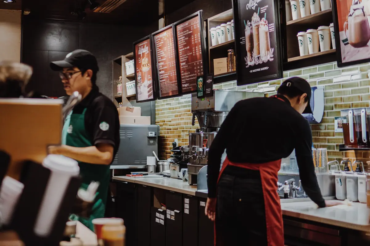 Gerai Starbucks di Tokyo Bikin Penasaran dengan Belasan Barista Teman Tuli