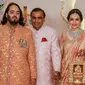 Taipan miliarder dan Ketua Reliance Industries Mukesh Ambani (tengah), istrinya Nita Ambani (kanan), dan putranya Anant Ambani berpose untuk foto saat tiba untuk menghadiri upacara pernikahan Anant dan tunangannya Radhika Merchant di Mumbai, India, 12 Juli 2024. (PUNIT PARANJPE/AFP)