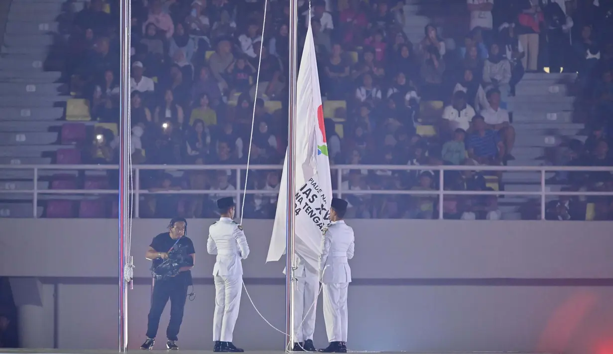Anggota Pasukan Pengibar Bendera menurunkan bendera saat digelar Upacara Penutupan Pekan Paralimpiade Nasional XVII di Stadion Manahan, Solo, Jawa Tengah, Minggu (13/10/2024). (PB PEPARNAS XVII/Agung Supriyanto)
