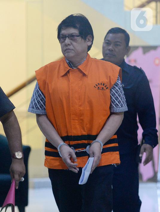 Mantan Kepala DPKAD Kota Bandung Herry Nurhayat usai menjalani pemeriksaan penyidik di Gedung KPK, Jakarta, Senin (27/1/2020). KPK resmi menahan Herry Nurhayat terkait dugaan korupsi  pengadaan tanah untuk RTH di lingkungan Pemerintah Kota Bandung Tahun 2012-2013. (merdeka.com/Dwi Narwoko)