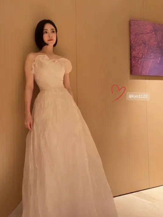 <p>Song Hye Kyo pun hadir mengenakan gaun strapless soft pink bak princess. Rambut pendeknya pun tertata rapi. [@hyun.0509]</p>