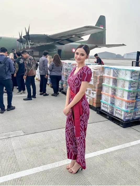 Syifa Hadju tampil dengan jumpsuit fuschia dengan motif kain batik megamendung. Dipadukan belt kain warna serasi. [@syifahadju]