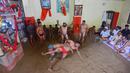 Pegulat beraksi dalam pertandingan gulat tradisional di klub gulat Loknath Vyayamsala di Prayagraj, India, (21/8/2023). Acara tersebut untuk merayakan festival Hindu Nag Panchami. (AFP/Sanjay kanojia)