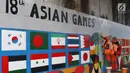 Petugas PPSU Srengseng Sawah menggambar mural bertema Asian Games 2018 di kolong flyover Universitas Indonesia, Depok, Jawa Barat, Jumat (27/7). Mural dibuat dalam rangka menyambut perhelatan Asian Games 2018. (Liputan6.com/Immanuel Antonius)