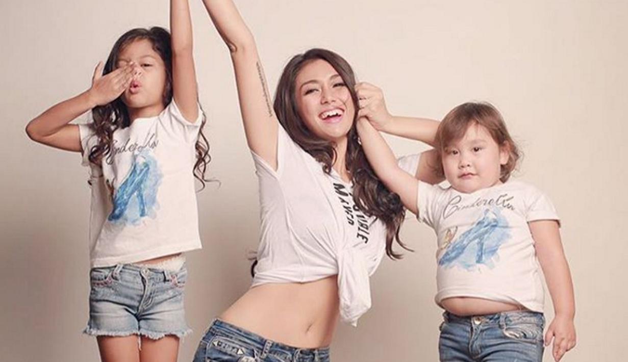 Celine Evangelista mempunyai dua orang anak. Eleeya Xaviera Sompie dan seorang anak angkat Jemima Guri Clementine Sompie. (Instagram/ Celine_Evangelista)
