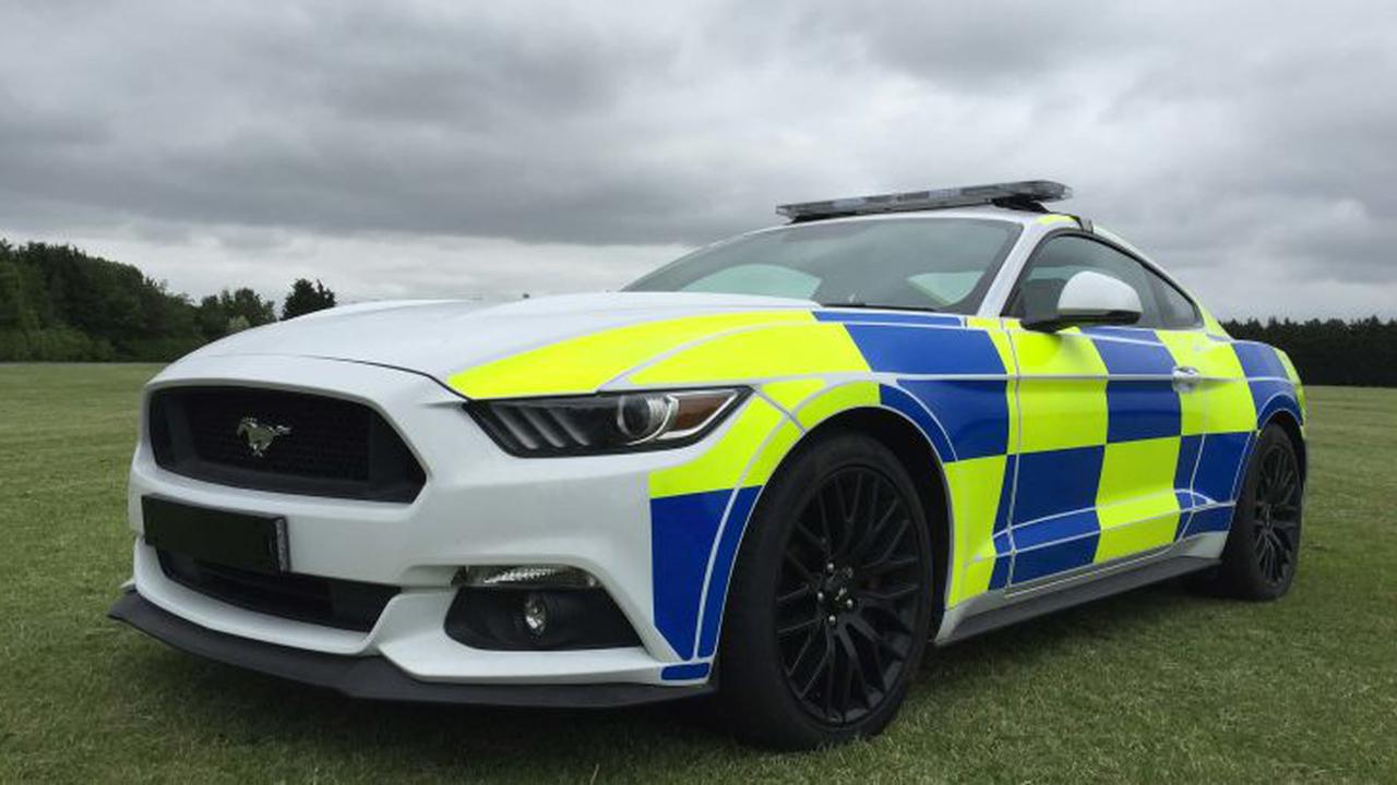 Polisi Inggris Kejar Penjahat Pakai Muscle Car