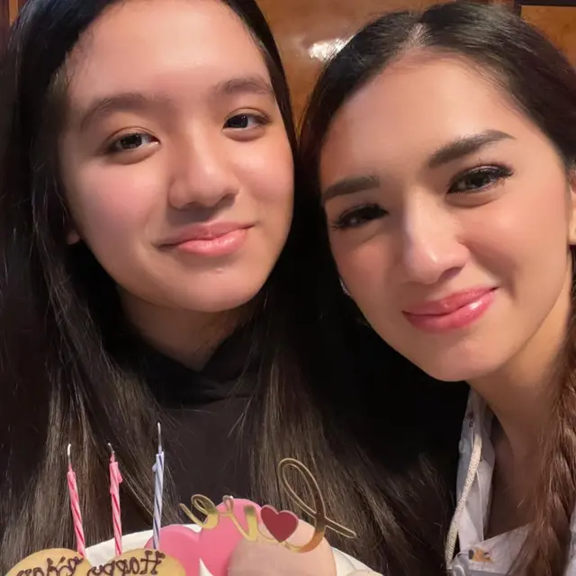7 Potret Kebersamaan Angel Karamoy dan Lovely Rumangkang, Bak Kakak Beradik