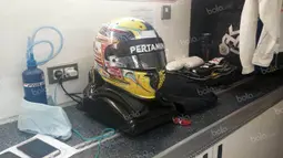 Inilah perlengkapan yang dipakai Philo Paz Armand dalam balapan GP2 Spanyol di Sirkuit Catalunya, Spanyol, Jumat (13/5/2016). (Bola.com/Reza Khomaini)