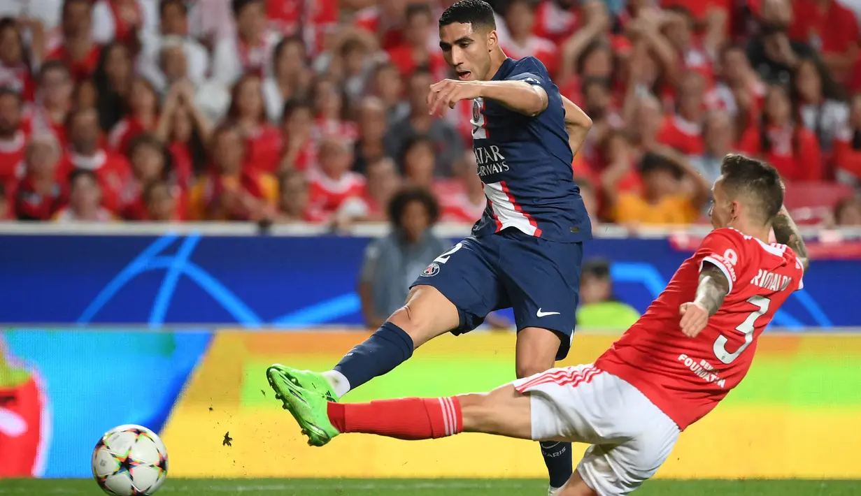 Achraf Hakimi yang bermain bersama klub kaya raya, Paris Saint German merupakan nama yang paling terkenal di timnas Maroko. Ia bergabung bersama PSG musim ini dan menjadi pemain inti klub. Hakimi telah bermain sebanyak 14 kali penampilan dengan menyumbangkan tiga gol dan satu assist di Ligue 1. (AFP/Franck Fife)