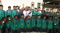 Para pemain Timnas Indonesia U-16 dan official tim berfoto bersama usai tiba di Bandara Soekarno-Hatta, Cengkaeng, Senin (19/6/2017). (Bola.com/Nicklas Hanoatubun)