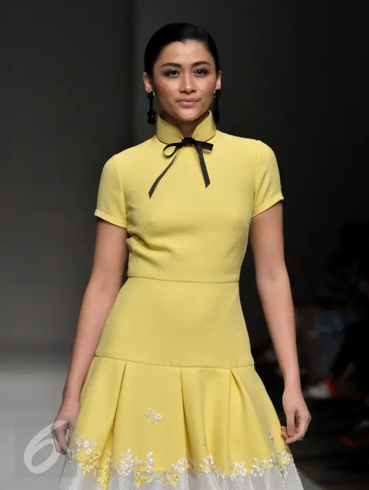 Seorang model berjalan di atas catwalk mengenakan karya Sebastian Gunawan dibawah label Votum saat peragaan busana IPMI Trend Show 2017 di Senayan City, Jakarta, Kamis, (10/11). Rancangan ini merupakan busana semi formal. (Liputan6.com/Yoppy Renato)