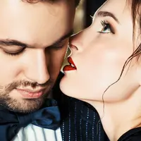 Setengah telanjang, wanita ini ingin bercinta dengan pria asing di pinggir jalan.