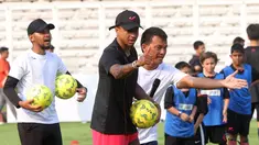 Mantan pemain Manchester United yang menjadi brand ambassador produk Concave Indonesia, Jesse Lingard melanjutkan aktivitasnya di Jakarta dengan melakukan coaching clinic dengan para pesepak bola cilik dan remaja di Stadion Madya Senayan, Jakarta Pusat, Sabtu (10/6/2023). Jesse Lingard yang tiba di Indonesia sejak Kamis, 8 Juni 2023 juga memberikan motivasi dan tips kepada para peserta dalam rangkaian coaching clinic tersebut. (Bola.com/M Iqbal Ichsan)